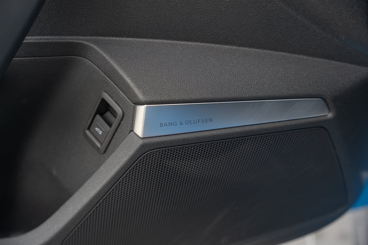Bang & Olufsen garsiakalbis duryse